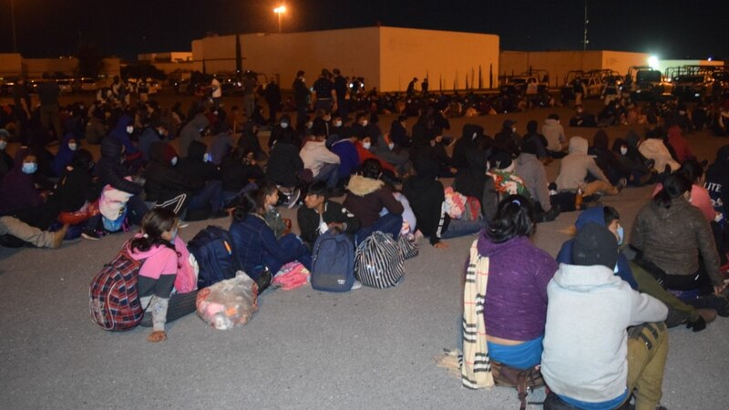 Migrantes esperan en la frontera para solicitar asilo en Estados Unidos