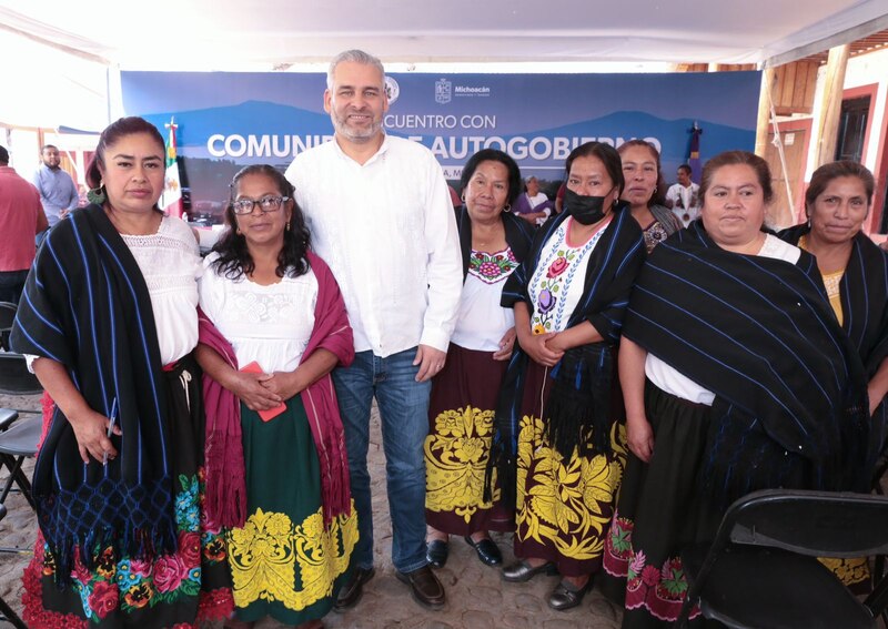 El Presidente Municipal de Michoacán, Silvano Aureoles Conejo, se reúne con mujeres indígenas de la comunidad de San Francisco Pichátaro