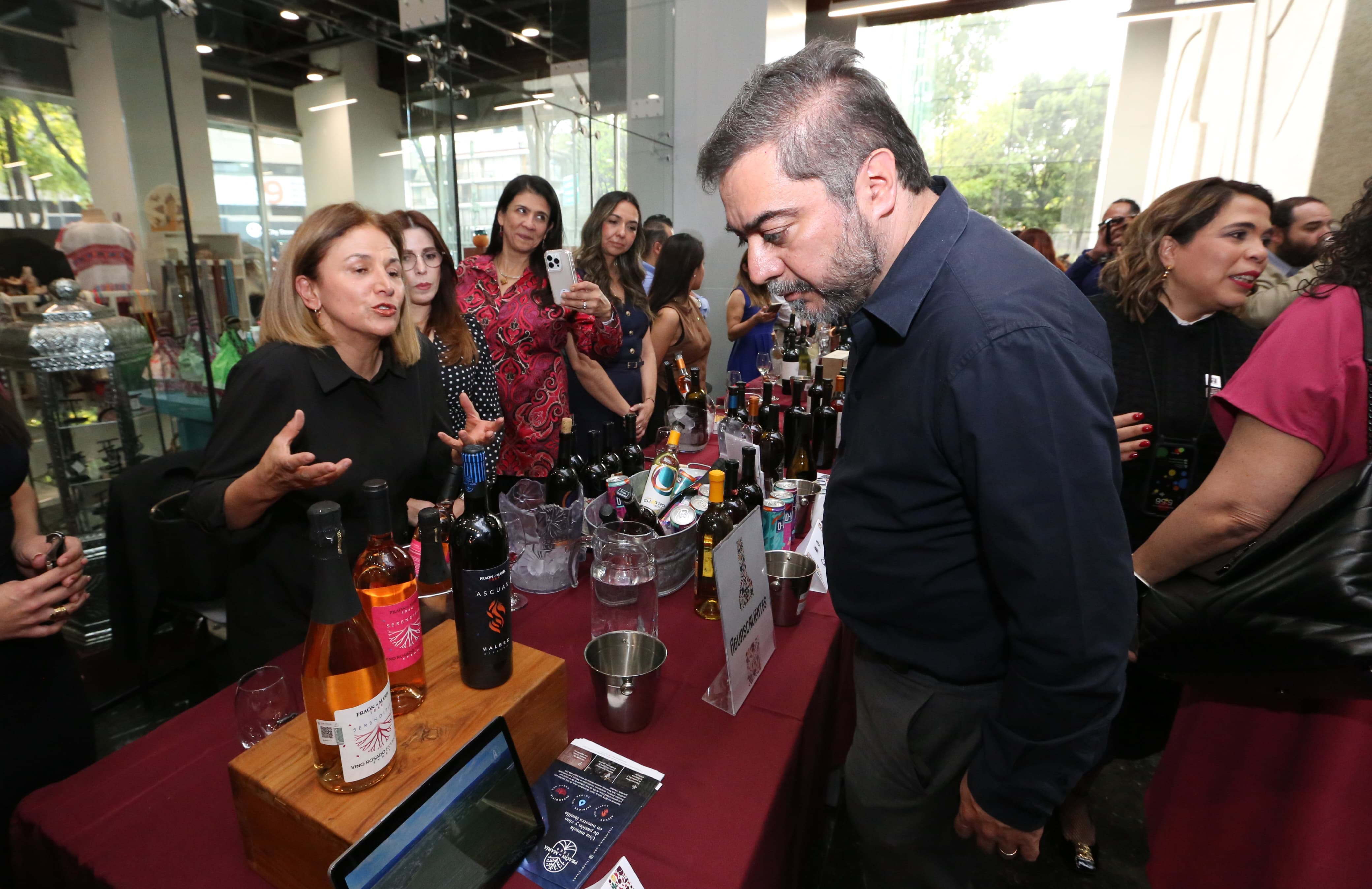 Vino mexicano en el evento "Vinos Orgullosamente Mexicanos", promoviendo el sello "Hecho en México" como símbolo de calidad y crecimiento del sector