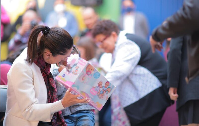 Mujer sosteniendo una caja de regalo