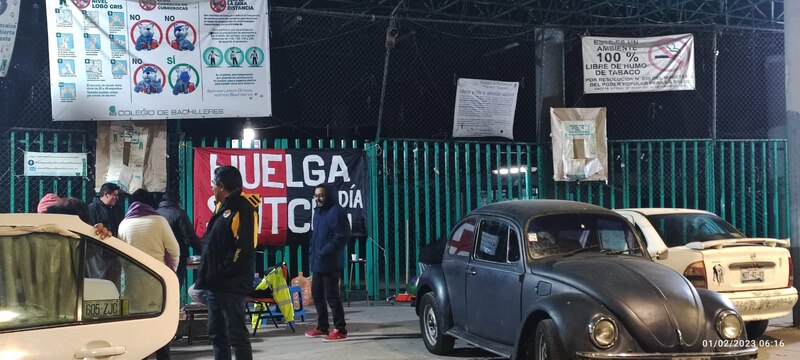 Estudiantes protestan frente a un colegio en México