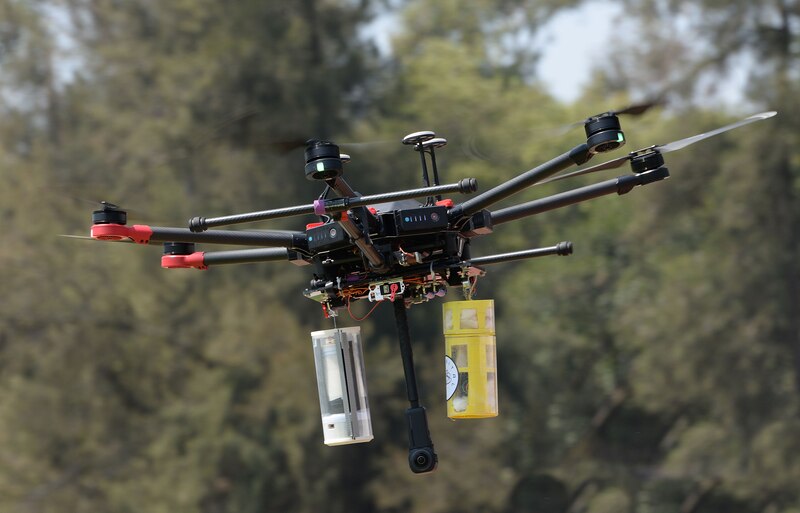 Dron volando con una cámara