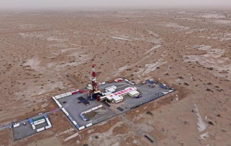 Plataforma petrolera en el desierto