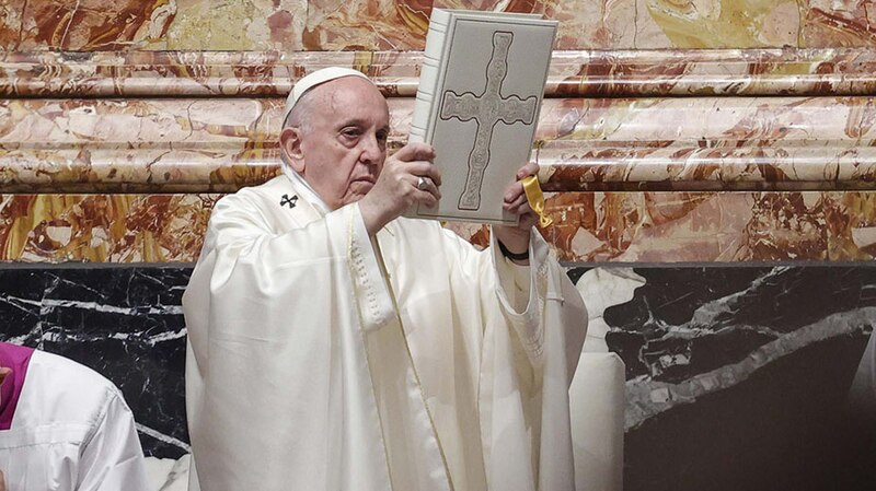 El Papa Francisco sostiene la Biblia