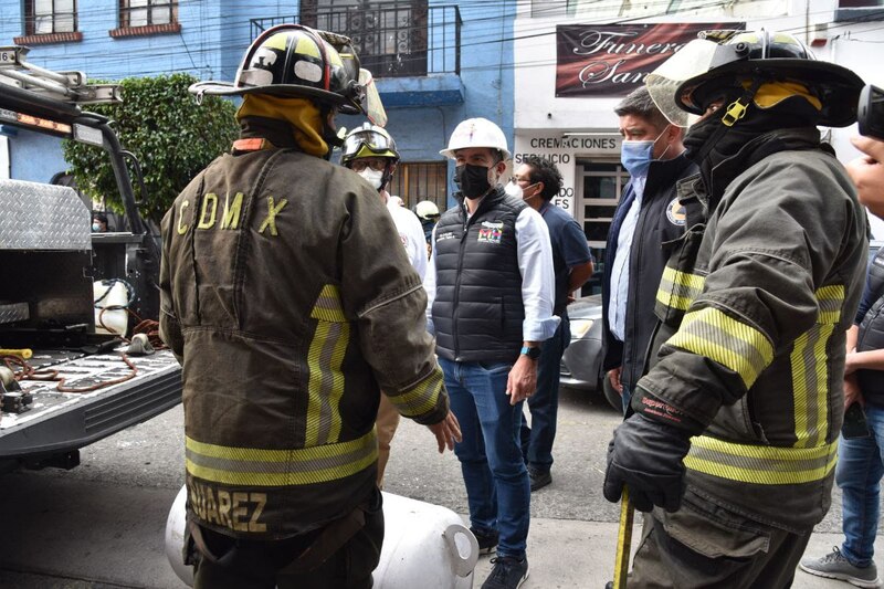 Bomberos sofocan incendio en una vecindad de la Ciudad de México