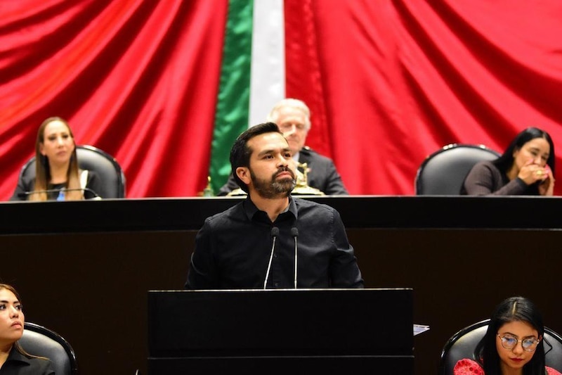 Diputado mexicano da un discurso en el Congreso