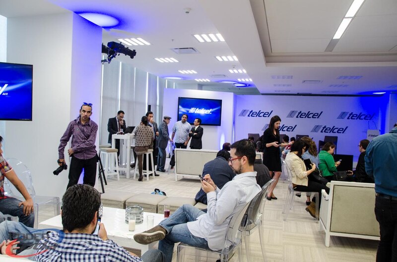 Reunión de trabajo en una oficina moderna