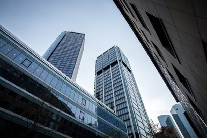 Edificios de oficinas en el distrito financiero de Fráncfort