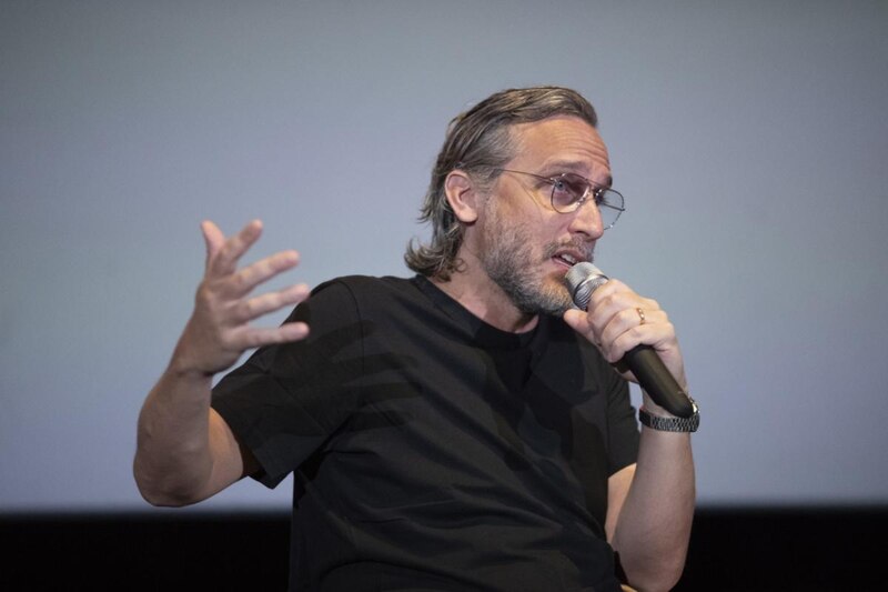 El actor Javier Bardem habla en un micrófono