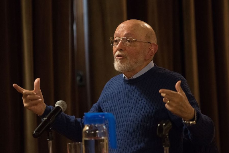 El profesor da una conferencia sobre la importancia de la educación.