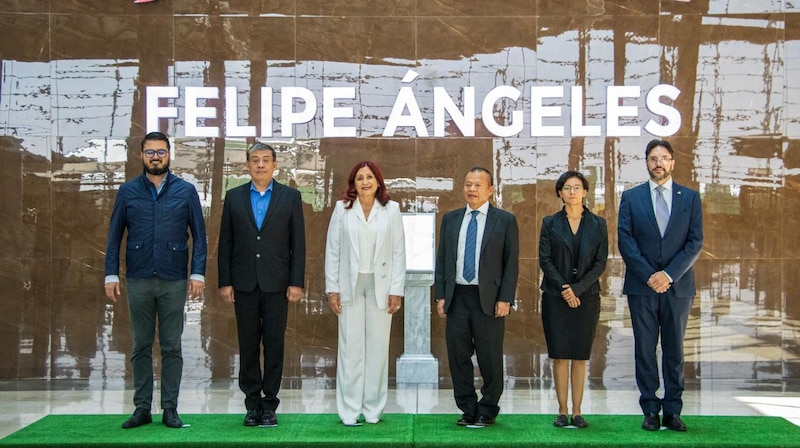 Autoridades de Tecámac durante evento turístico en el Aeropuerto Internacional Felipe Ángeles