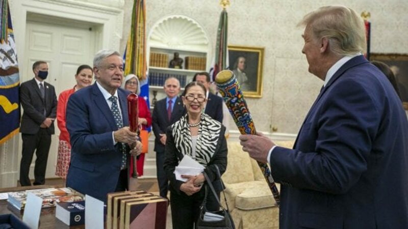 El presidente Trump recibe un bate de béisbol de regalo