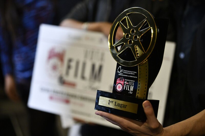 Estatuilla dorada con el logo de Vota Film Fest