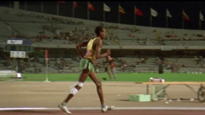 El atleta etíope Abebe Bikila ganó la maratón de los Juegos Olímpicos de Roma 1960 descalzo