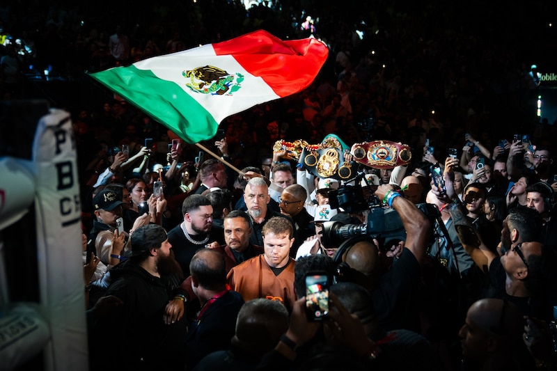 Canelo Álvarez celebra su victoria con la bandera de México