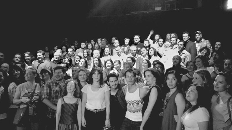 Multitud de personas en blanco y negro