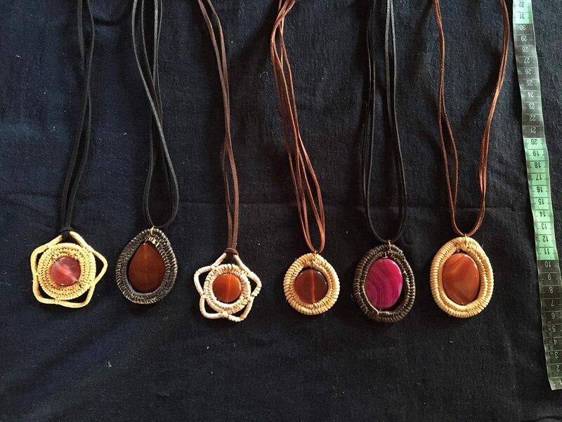 Collares artesanales con piedras naturales