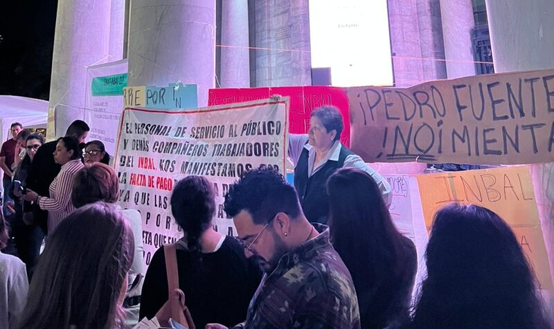 Protesta de trabajadores del INBAL por falta de pago