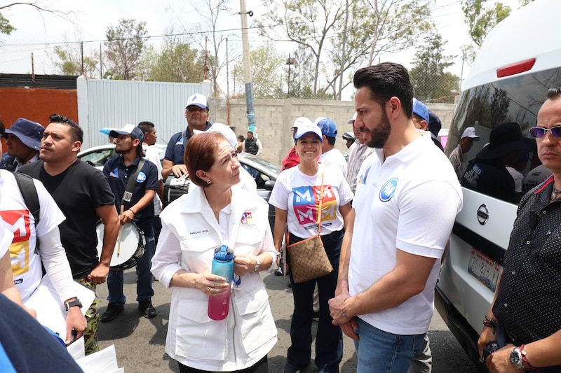 El candidato a la presidencia de México, Ricardo Anaya, saluda a sus simpatizantes durante un mitin en la Ciudad de México.