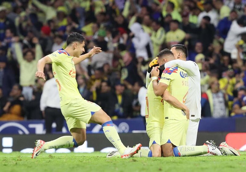 ¡Golazo! Henry Martín celebra con sus compañeros el gol que le dio la victoria al América