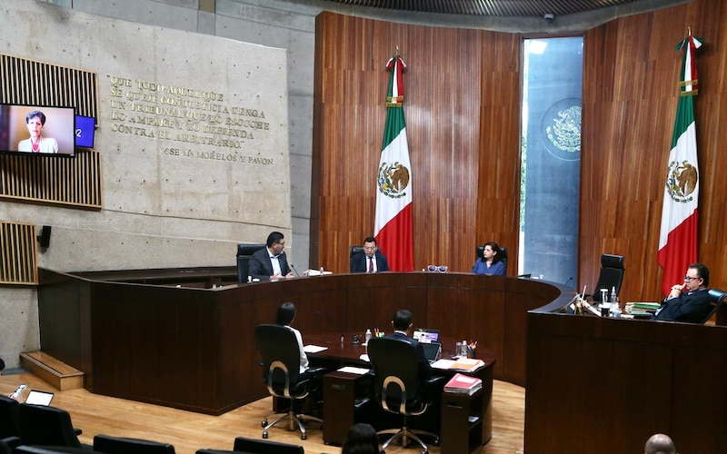 Ministros de la Suprema Corte de Justicia de la Nación sesionan en el pleno.