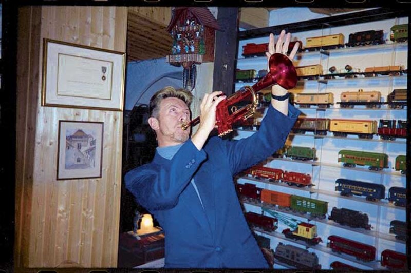 David Bowie tocando la trompeta