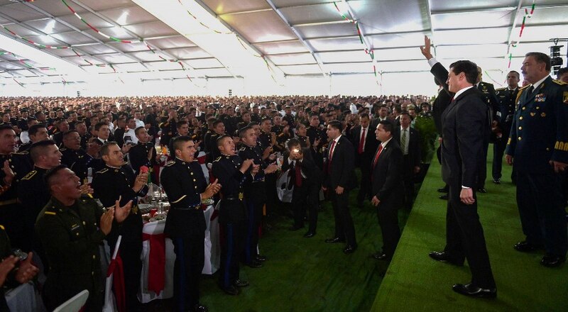 El presidente López Obrador saluda a militares durante un evento en el Campo Militar 1-A