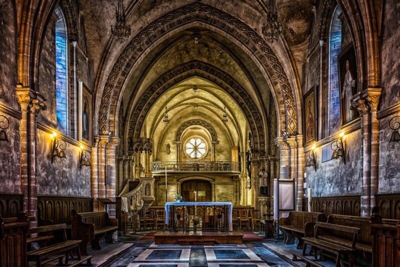 Interior de una iglesia gótica