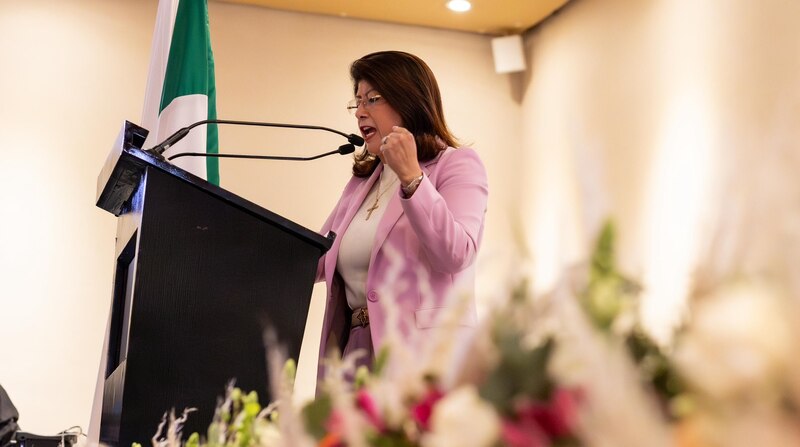 Mariela Gutiérrez Escalante habla ante alcaldes en la Asamblea de la AALMAC.