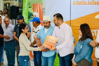 Entrega Tlajo 12.5 millones de pesos a pescadores de la Laguna de Cajititlán