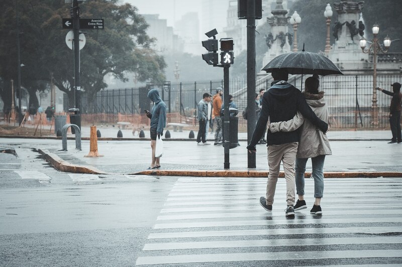 Pareja caminando bajo la lluvia