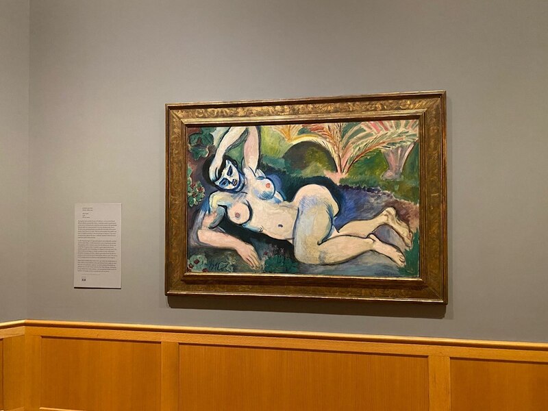 Mujer azul en la jungla
