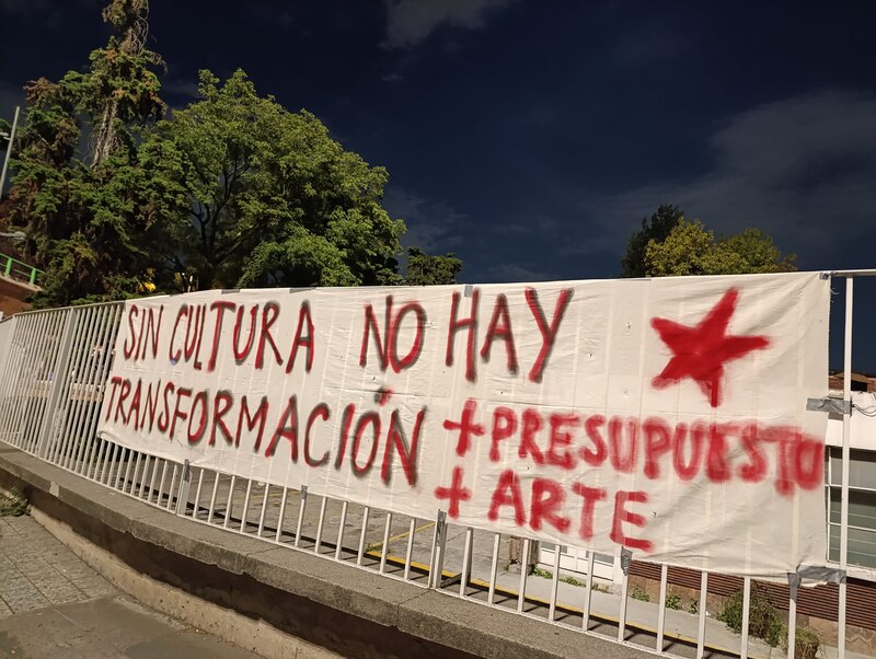 El Conservatorio Nacional de Música se mantiene en paro desde hace 20 días ya que los estudiantes piden la destitución de su directora Silvia Navarrete, quien supuestamente carece de cédula profesional. En la imagen se observa una manta con la conisgna: sin cultura no hay transformación.