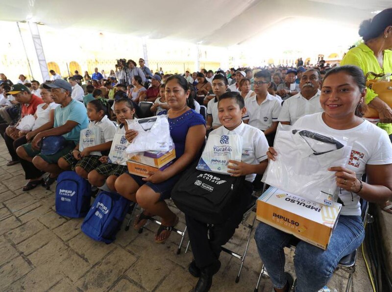 Entrega de útiles escolares en Yucatán