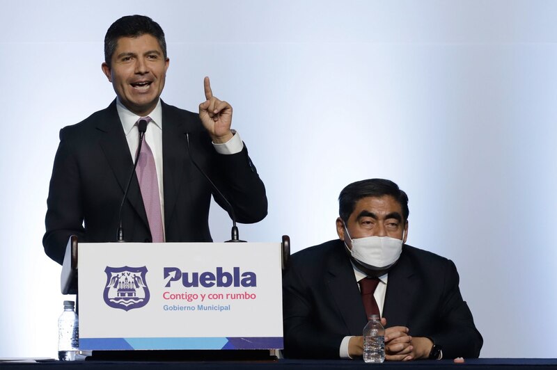 El gobernador de Puebla, Miguel Barbosa, durante una conferencia de prensa.