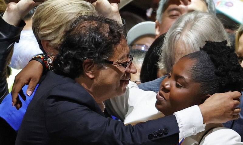 El presidente Biden abraza a una mujer en un mitin político