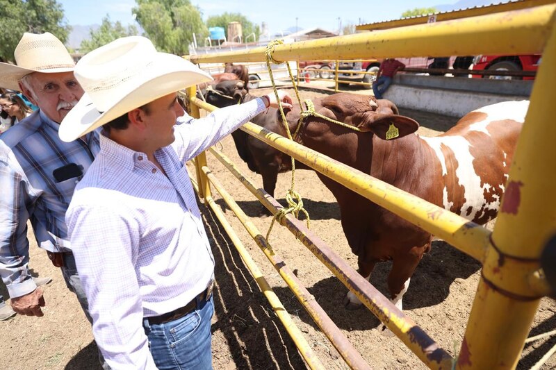 El gobernador Manolo Jiménez Salinas acompañado de ganaderos, durante el anuncio de estímulos fiscales para el sector agropecuario