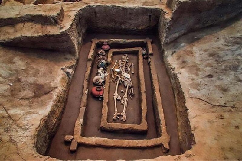 Descubren tumba antigua con restos óseos y ofrendas