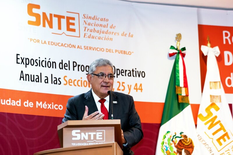 El líder del SNTE, Alfonso Cepeda Salas, durante la exposición del programa operativo anual ante las secciones 25 y 44 del sindicato.
