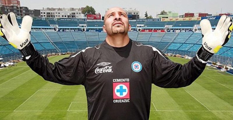El arquero argentino José María Buljubasich, ídolo de Cruz Azul, levanta los brazos en señal de triunfo.