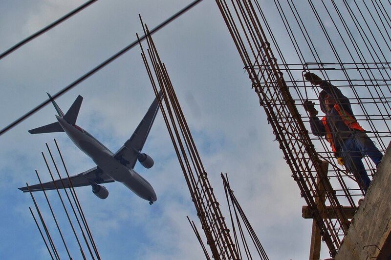 Trabajador de la construcción en lo alto de un edificio en construcción