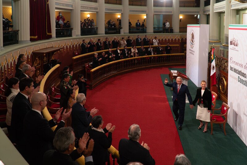 El presidente Andrés Manuel López Obrador y su esposa Beatriz Gutiérrez Müller ingresan al recinto legislativo de San Lázaro para presentar su cuarto informe de gobierno.