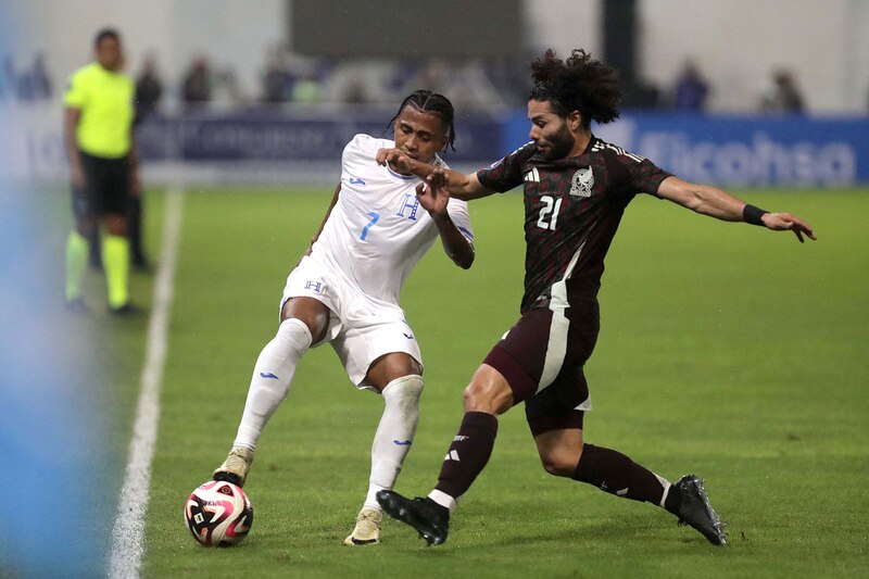 igoberto Rivas (i) de Honduras disputa un balón con César Huerta de México este viernes, en un partido de la Copa Centroamericana entre Honduras y México en el estadio General Francisco Morazán, en San Pedro Sula (Honduras). EFE/ José Valle