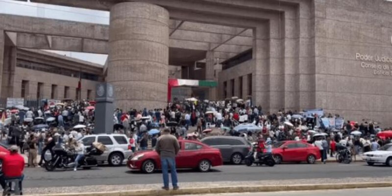 Multitud de personas se reúne frente al Palacio de Justicia de la Ciudad de México