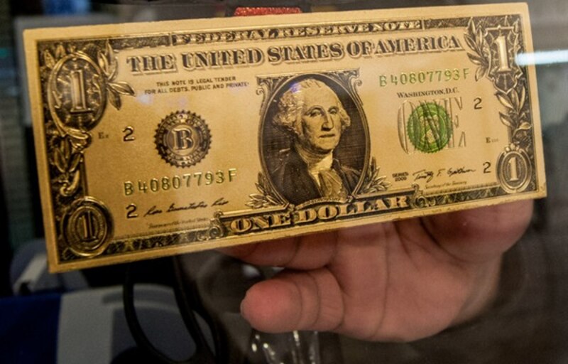Un billete de un dólar dorado