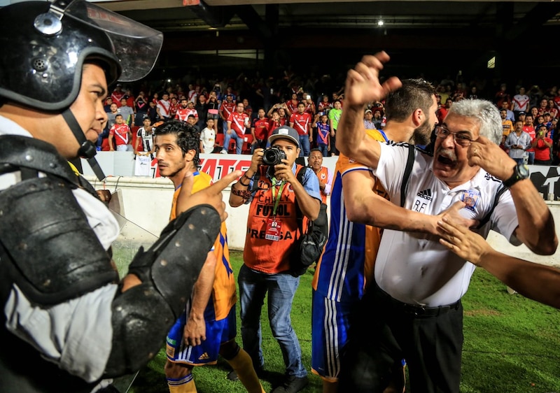 Pelea entre jugadores y aficionados en un partido de fútbol
