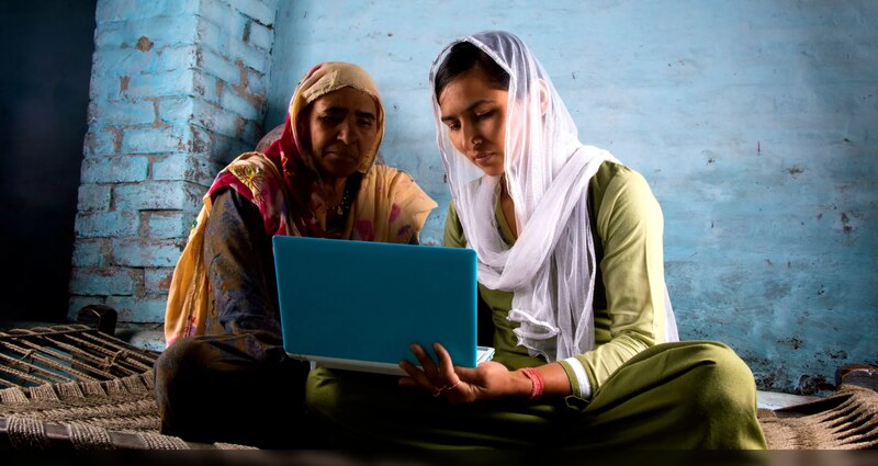 Mujeres usando una computadora portátil