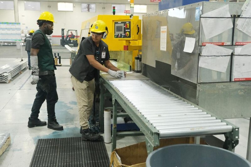 Obreros trabajando en una fábrica