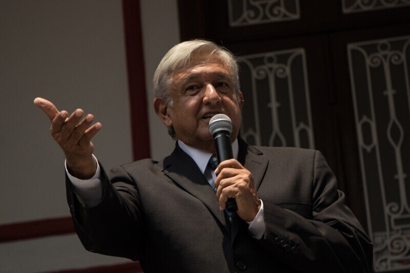 El presidente López Obrador da un discurso.