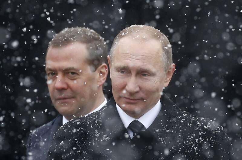Putin y Medvedev caminan bajo la nieve